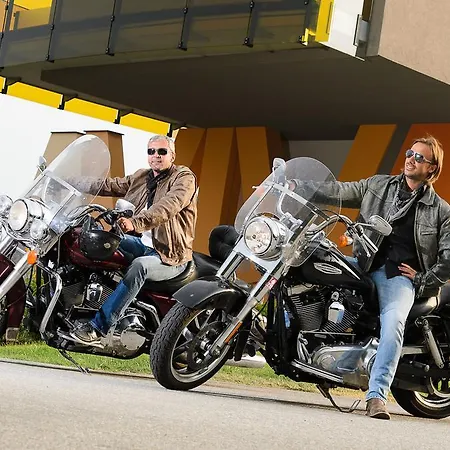 Aviva Superior Make Friends 4*