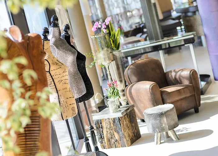 Aviva Superior Make Friends Hotel